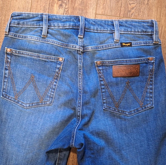 Wrangler Women's High Rise  Flare Jeans ☆Size 30x32☆ - Picture 4 of 6